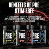 Atleta usando NutraBio STIM-Free PRE antes de levantar pesas con enfoque