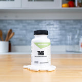 NutraBio TMG capsulas detalle cerca que resalta pureza y textura consistente