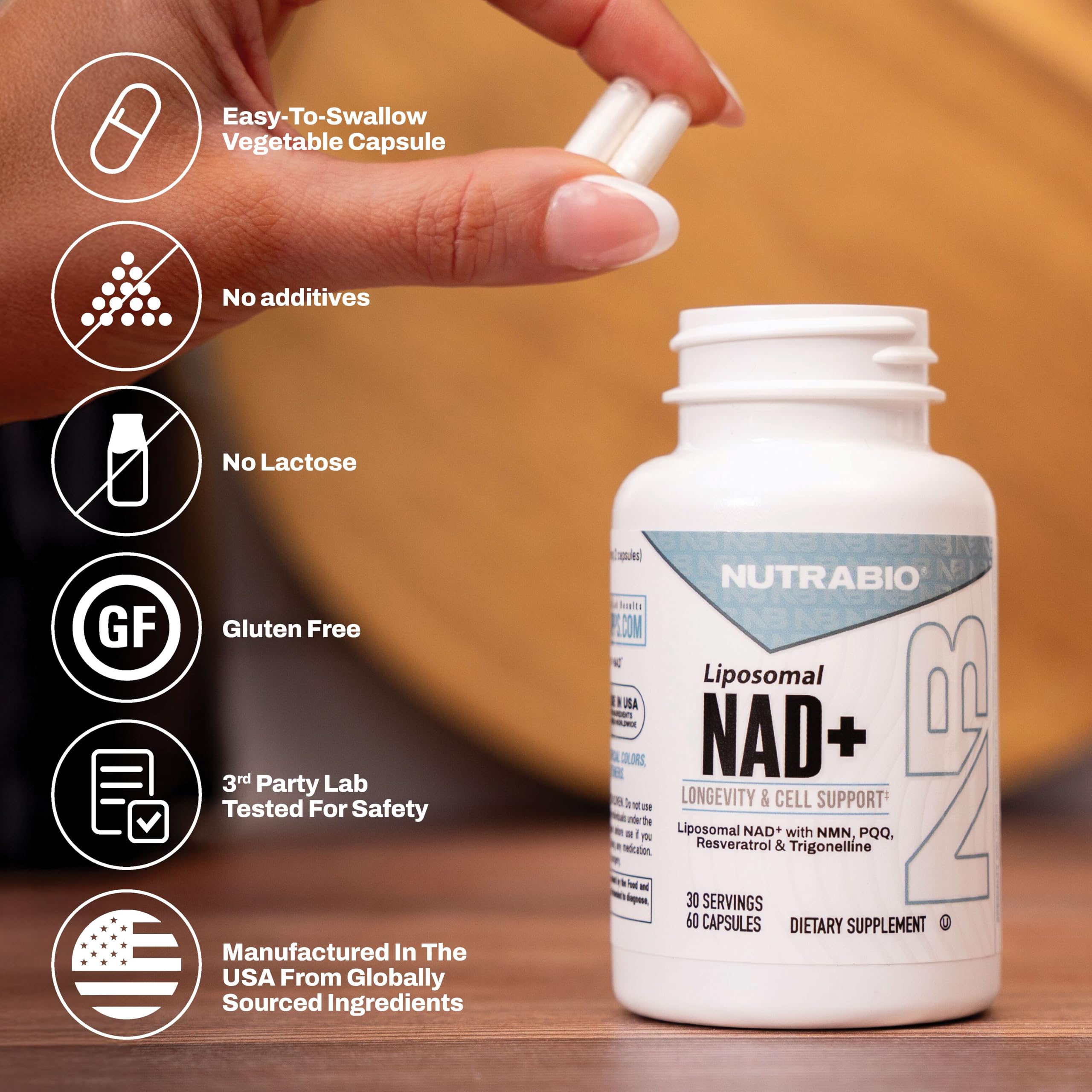 NutraBio persona tomando la cápsula por la mañana para energía sostenida