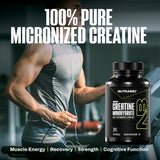 Persona tomando cápsula NutraBio en gimnasio antes de entrenar, favorece energía rápida