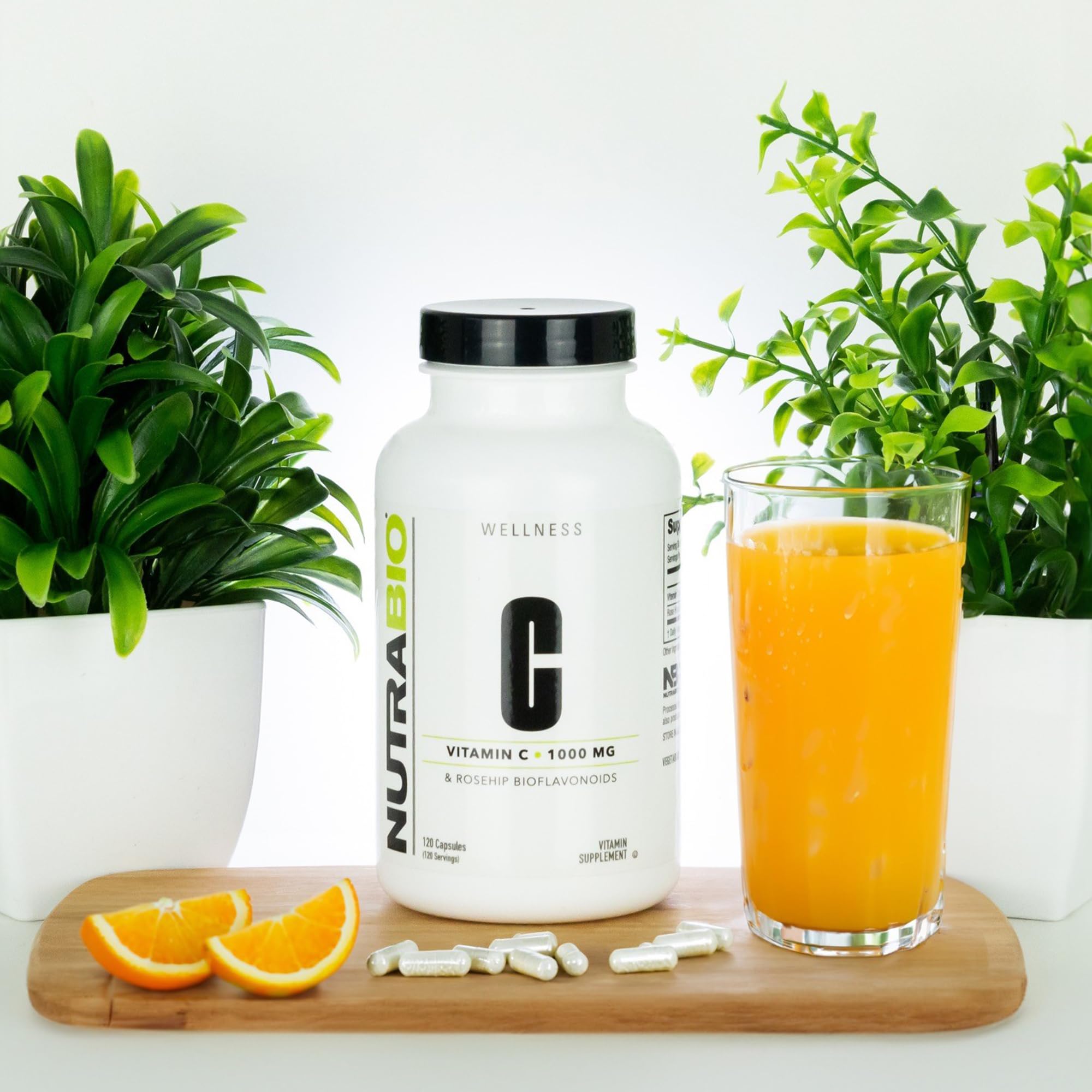 Capsula de NutraBio Vitamin C en primer plano que muestra textura y facilidad de ingestión