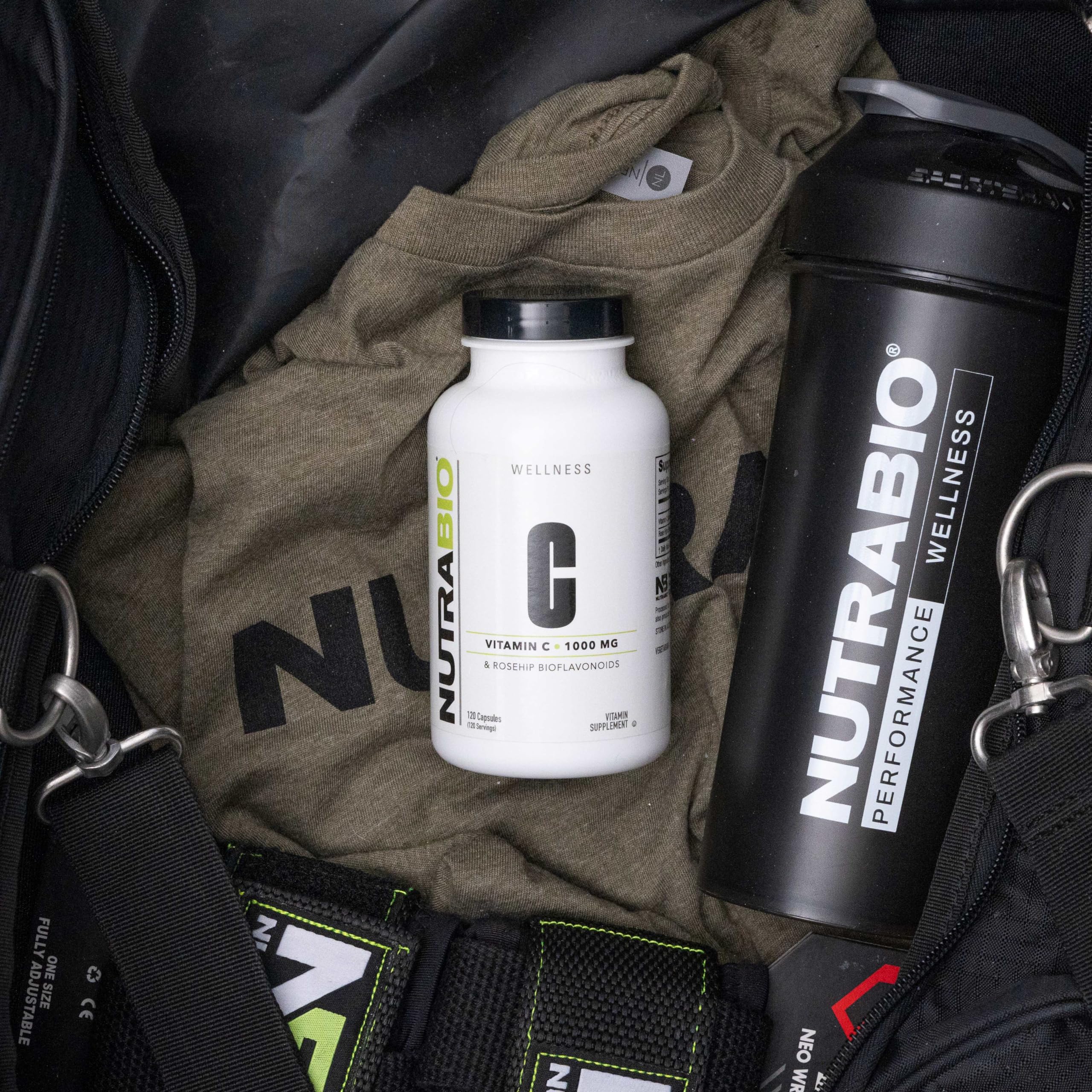 Escena lifestyle con NutraBio Vitamin C en mesa de desayuno promoviendo rutina diaria