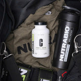 Escena lifestyle con NutraBio Vitamin C en mesa de desayuno promoviendo rutina diaria
