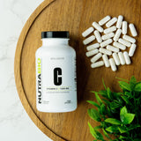 Comparación de tamaño de cápsula NutraBio en mano para visualizar dosis por porción