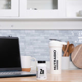 Escena lifestyle con NutraBio Zinc en cocina transmitiendo uso cotidiano