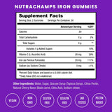 NutraChamps gominola junto a mano para comparar tamaño y facilidad de ingesta