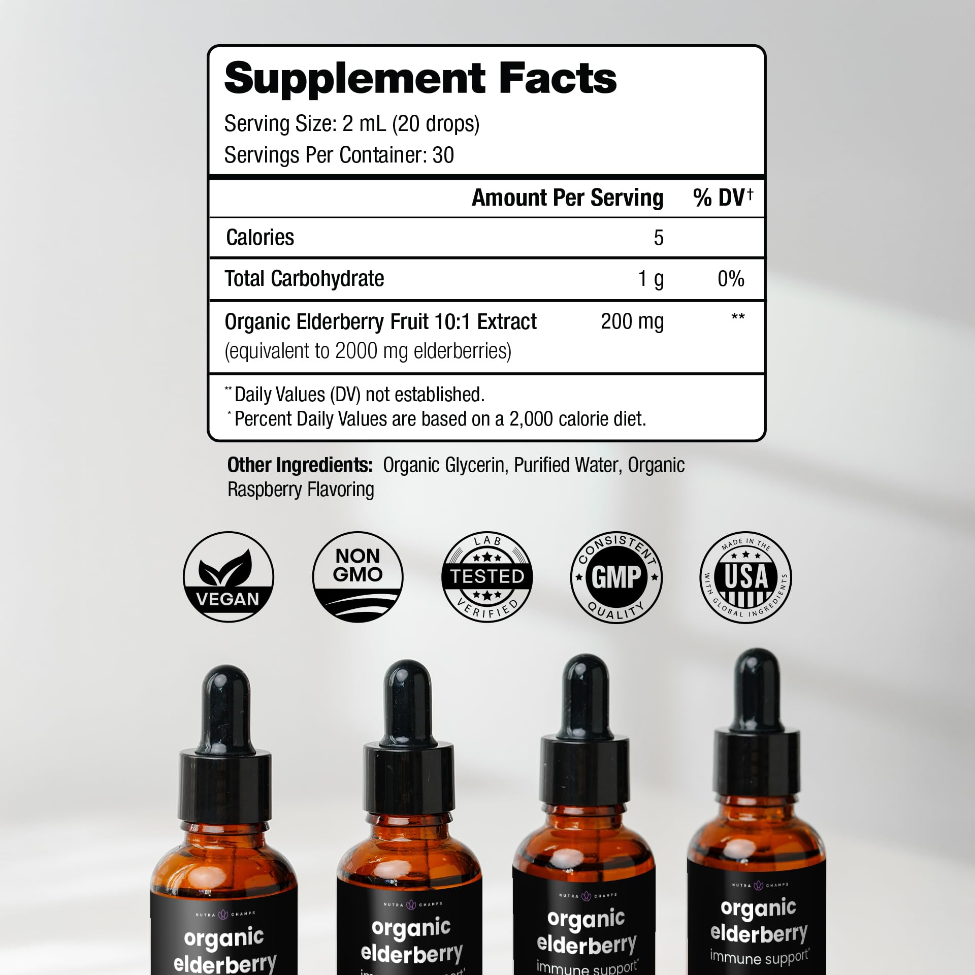 NutraChamps botella junto a bayas de saúco para contexto natural y saludable