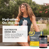 NutraOne HydrateOne stick dentro de mochila mostrando uso en movimiento