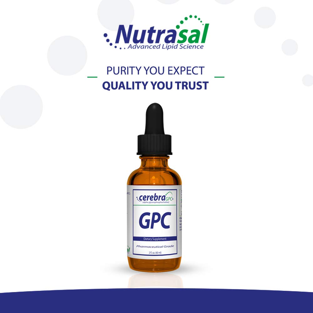 Botella de Nutrasal Cerebra GPC en escritorio con bebida y libro, sugiere integración diaria