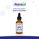 Botella de Nutrasal Cerebra GPC en escritorio con bebida y libro, sugiere integración diaria