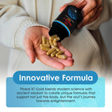 Nutraville cápsula junto a una moneda para comparar tamaño y facilidad