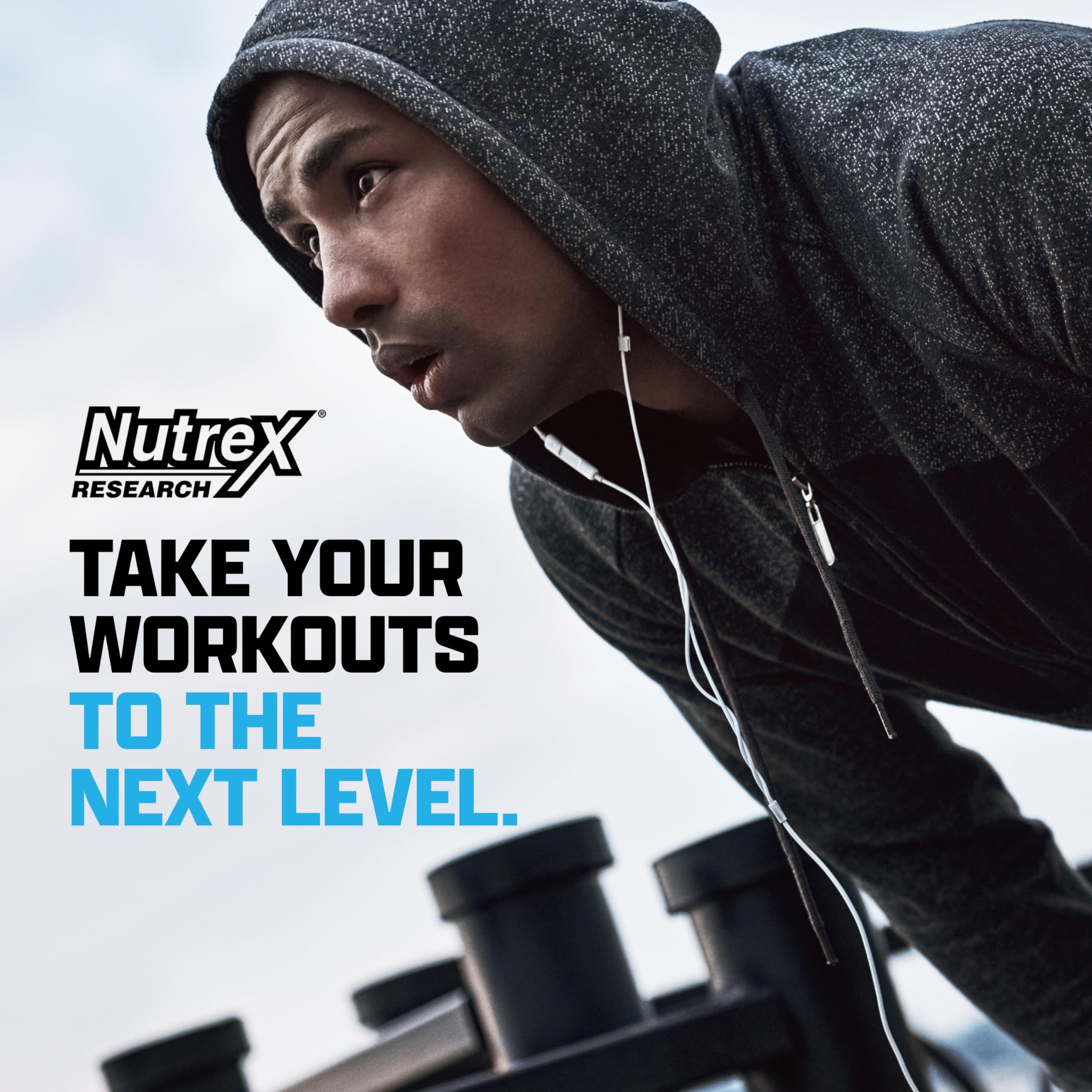 Envase abierto de Nutrex Outlift con polvo visible, enfatiza frescura y preparación sencilla