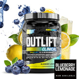 Atleta en gimnasio tomando Nutrex Outlift antes de entrenar, mejora energía y rendimiento
