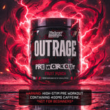 Atleta en gimnasio usando Nutrex Outrage antes del entrenamiento para enfoque