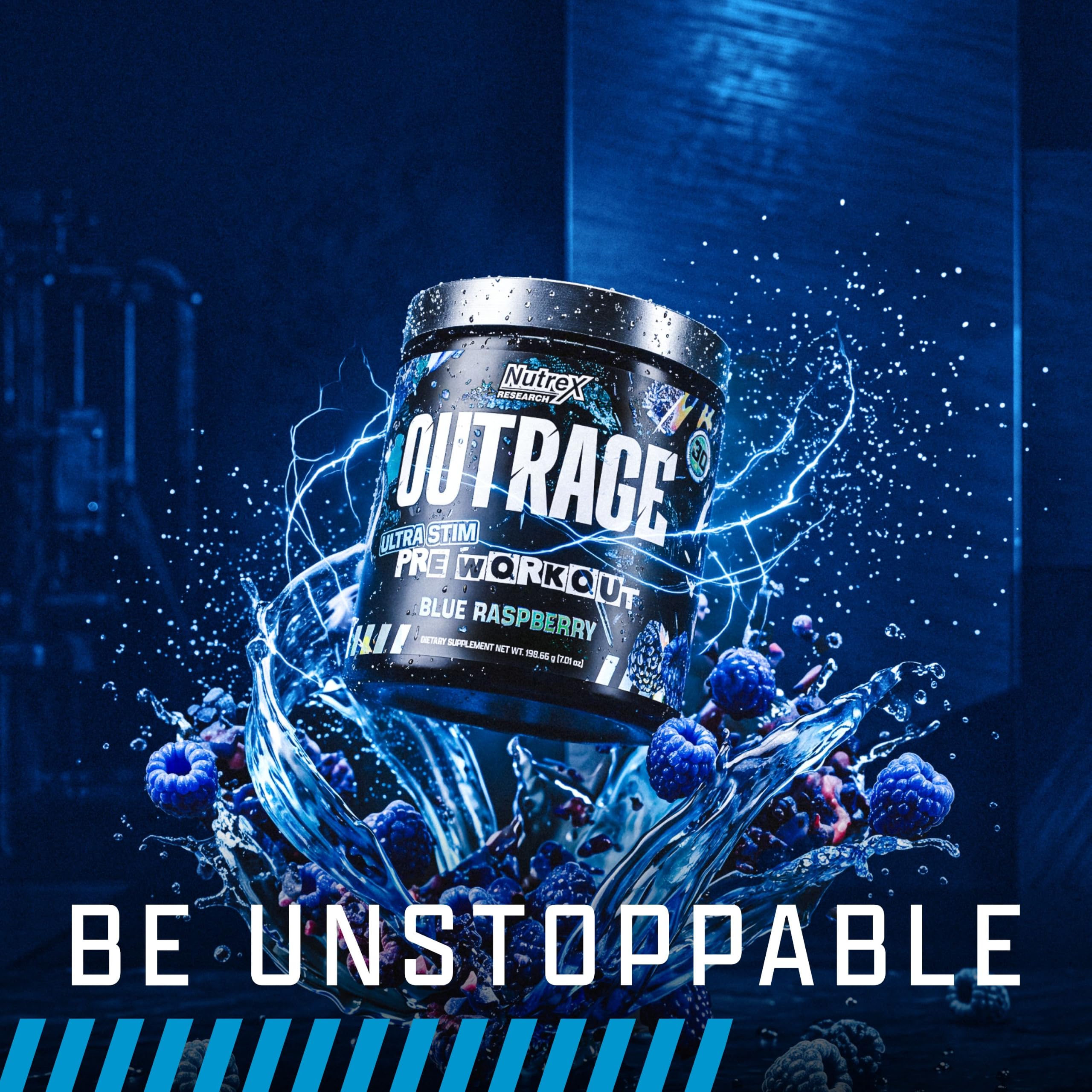 Atleta en gimnasio con Outrage Ultra Nutrex Research antes de entrenar para enfoque