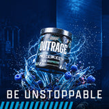 Atleta en gimnasio con Outrage Ultra Nutrex Research antes de entrenar para enfoque