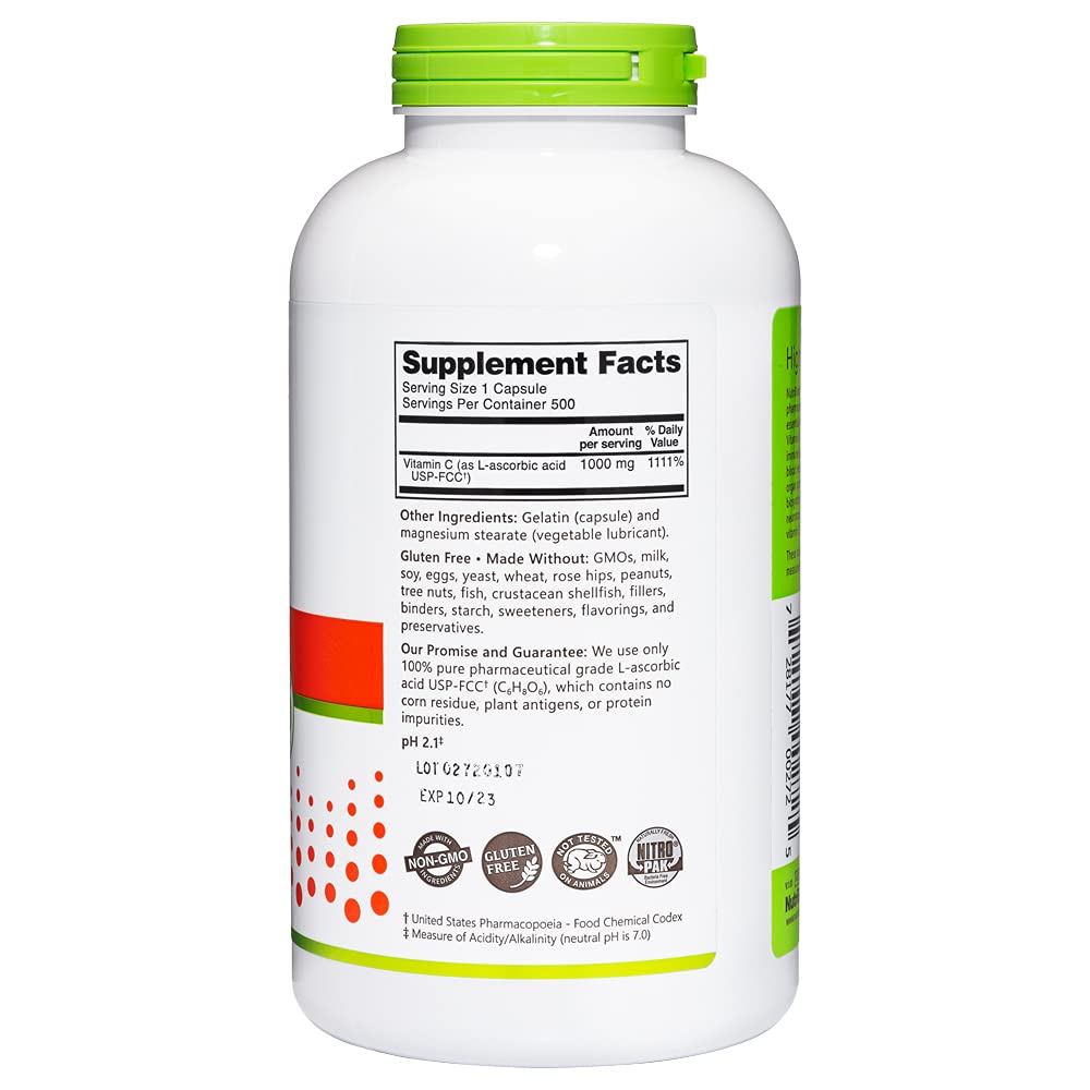 NutriBiotic cápsula en mano para comparar tamaño y facilidad de ingestión