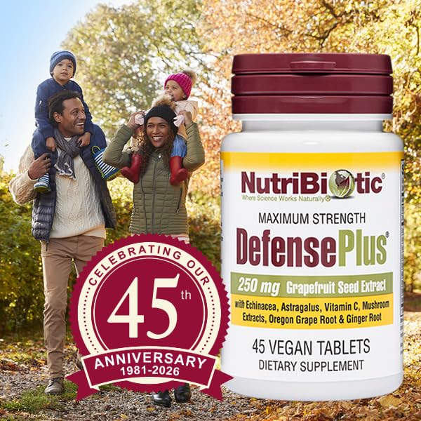 NutriBiotic DefensePlus tableta en la mano lista para uso cotidiano y viajes