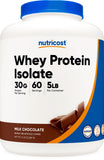 Nutricost bote frontal 5 lb mostrando etiqueta y beneficio de alta proteína