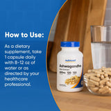 Nutricost cápsulas junto a vaso de agua listas para tomar