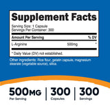 Cápsula de Nutricost L-Arginine en primer plano con textura clara