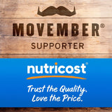 Nutricost cápsulas en mano ilustrando dosificación cómoda y portátil