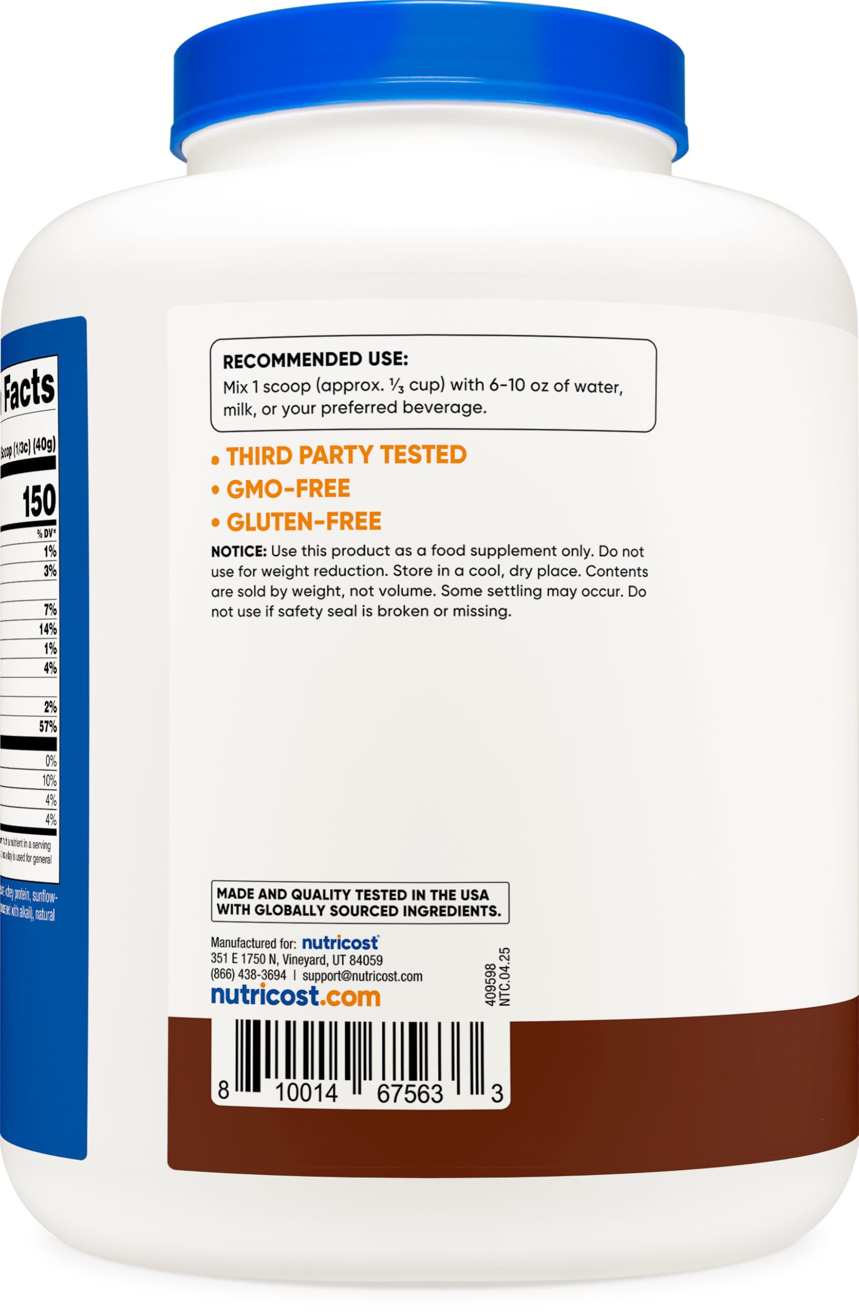 Nutricost envase 5 lb junto a una mano para comparar tamaño práctico