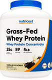Nutricost envase frontal vainilla mostrando tamaño 5 lb y ventaja de suministro prolongado