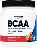 Nutricost envase frontal BCAA fresa kiwi mostrando porciones y sello GMP