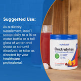 Nutricost bebida en gimnasio tras entrenamiento para reponer electrolitos