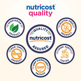 Nutricost gomitas en mano para comparar tamaño y facilitar la dosificación