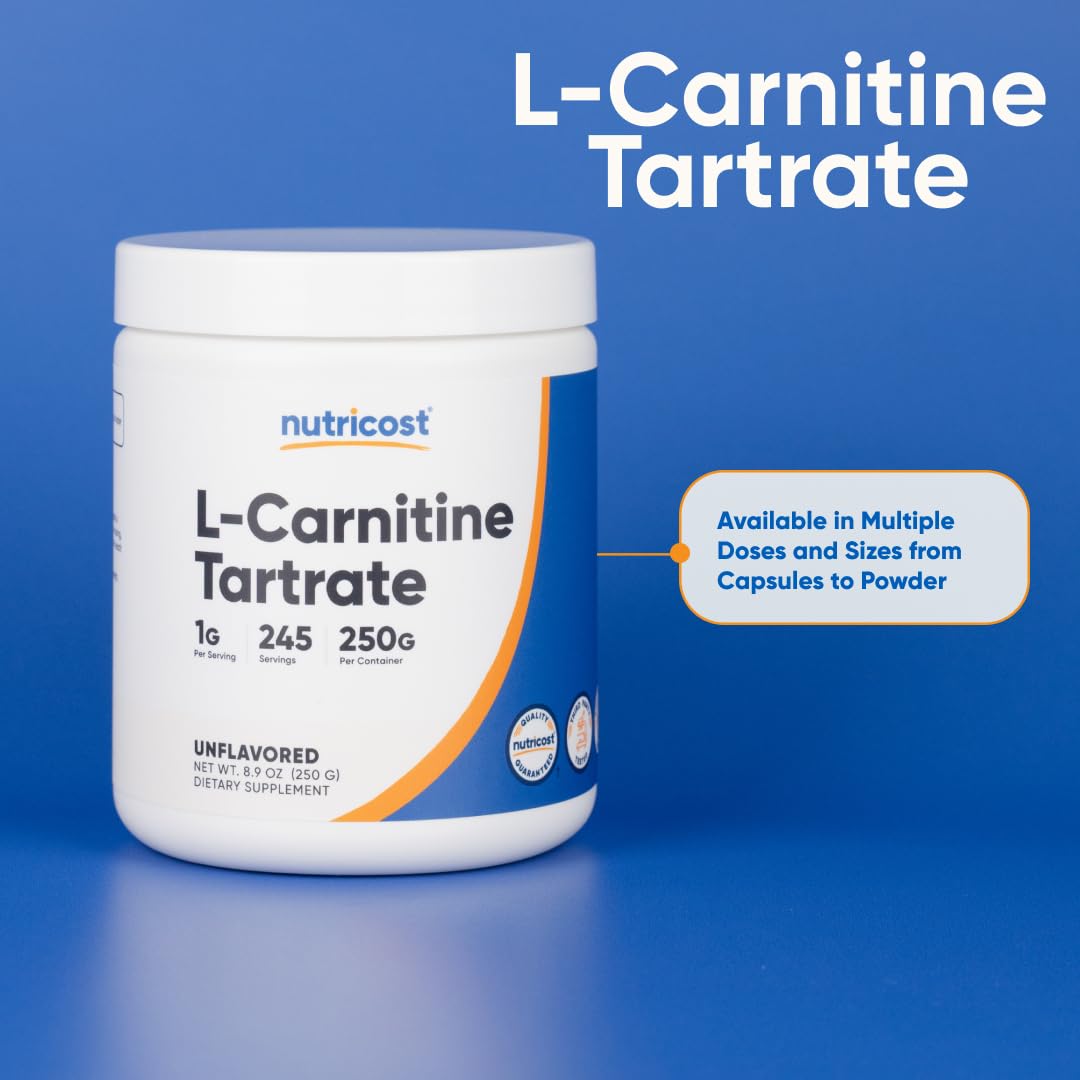 Nutricost envase junto a una mano para comparar tamaño y raciones