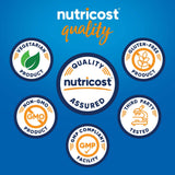 Nutricost quercetina persona tomando cápsula con vaso de agua