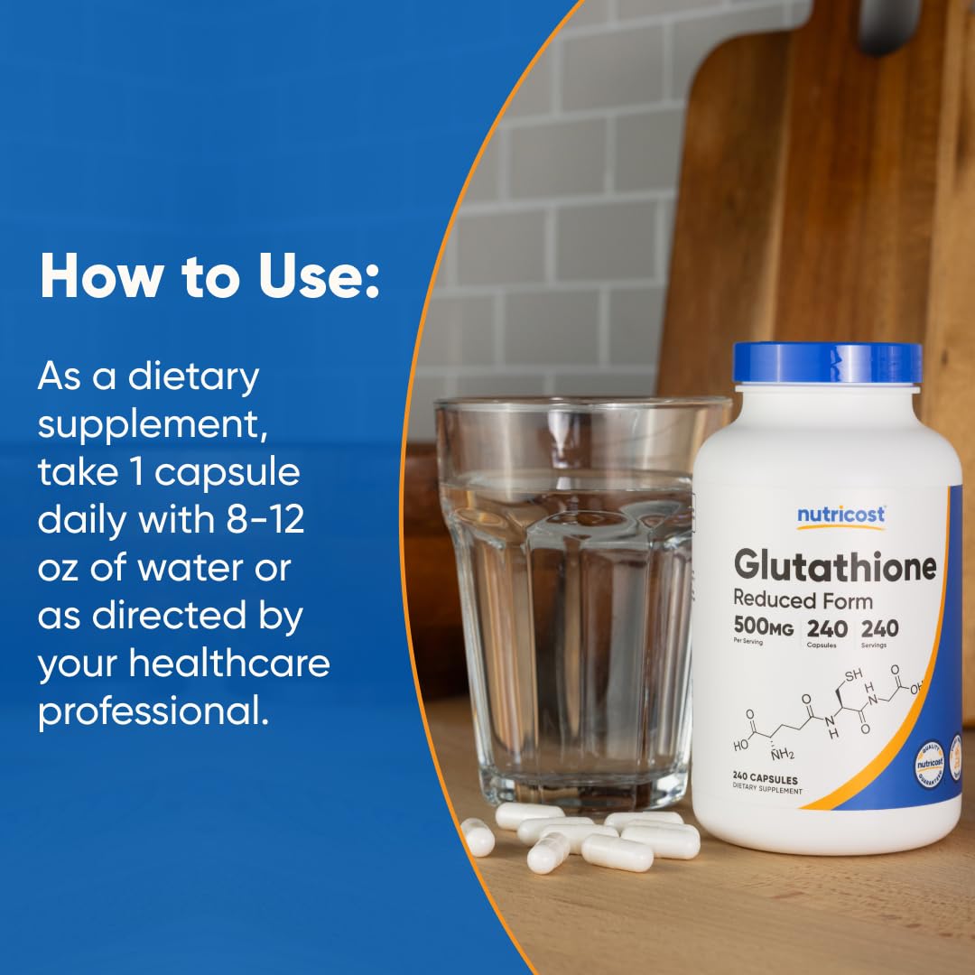 Nutricost cápsula junto a vaso de agua mostrando uso cotidiano