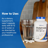 Nutricost cápsula junto a vaso de agua mostrando uso cotidiano
