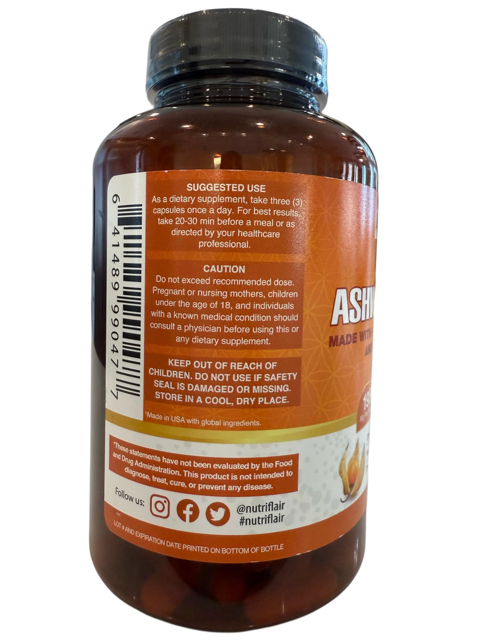 NutriFlair cápsulas en mano para comparar tamaño y facilidad de toma