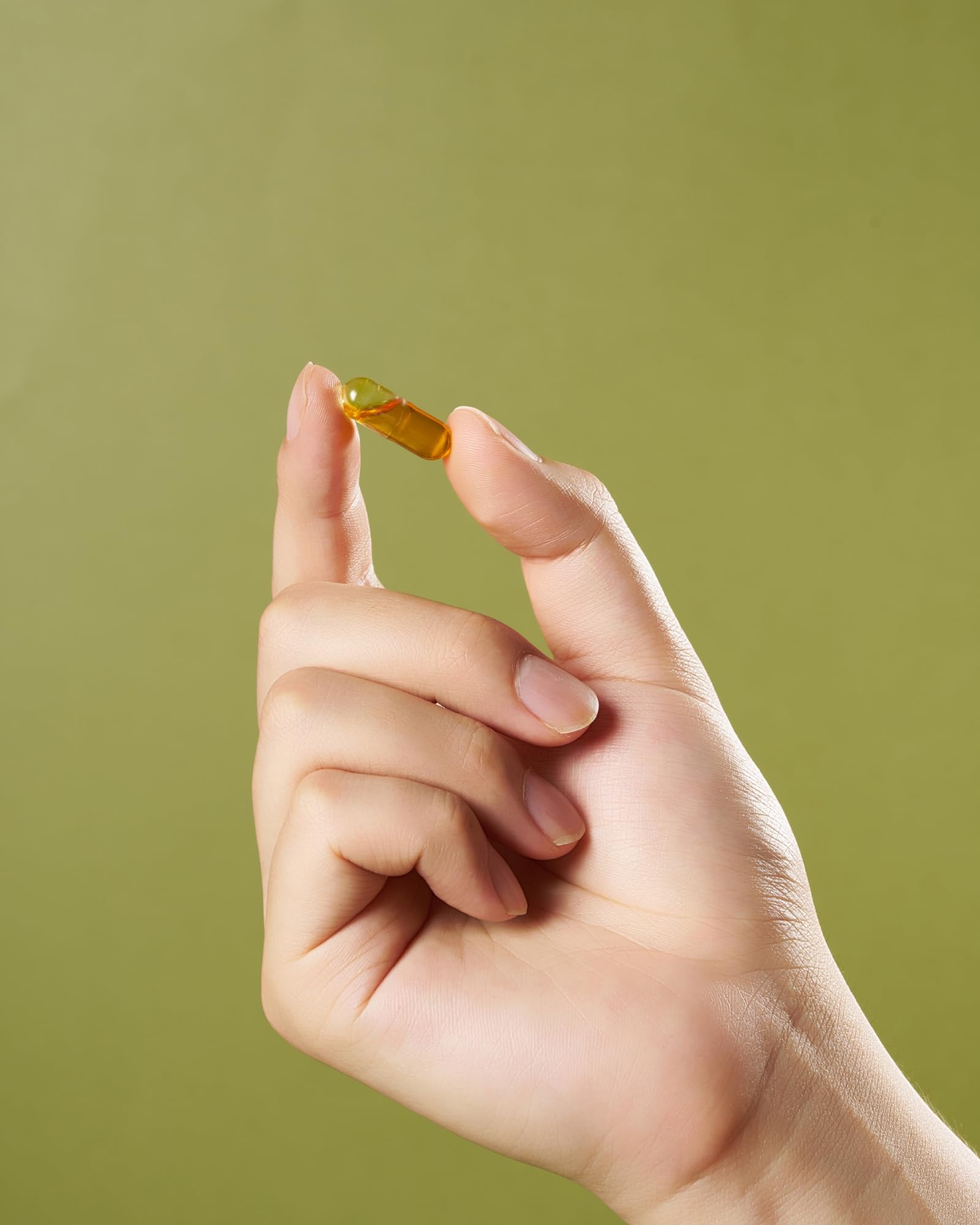 Nutrigent cápsula en mano para mostrar tamaño y facilidad de ingestión