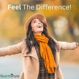 NutritiPure tableta en la palma de una mano adulta demostrando facilidad de consumo