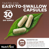 Nutrivein cápsula en mano para comparar tamaño y facilidad de ingestión
