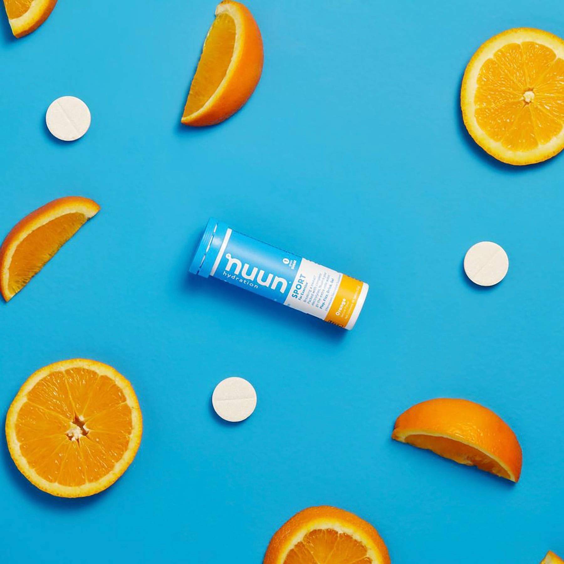 Nuun tableta disolviéndose en agua para rápida reposición de electrolitos