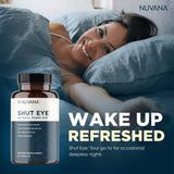 Nuvana Shut Eye persona tomándose cápsulas antes de acostarse para relajación nocturna