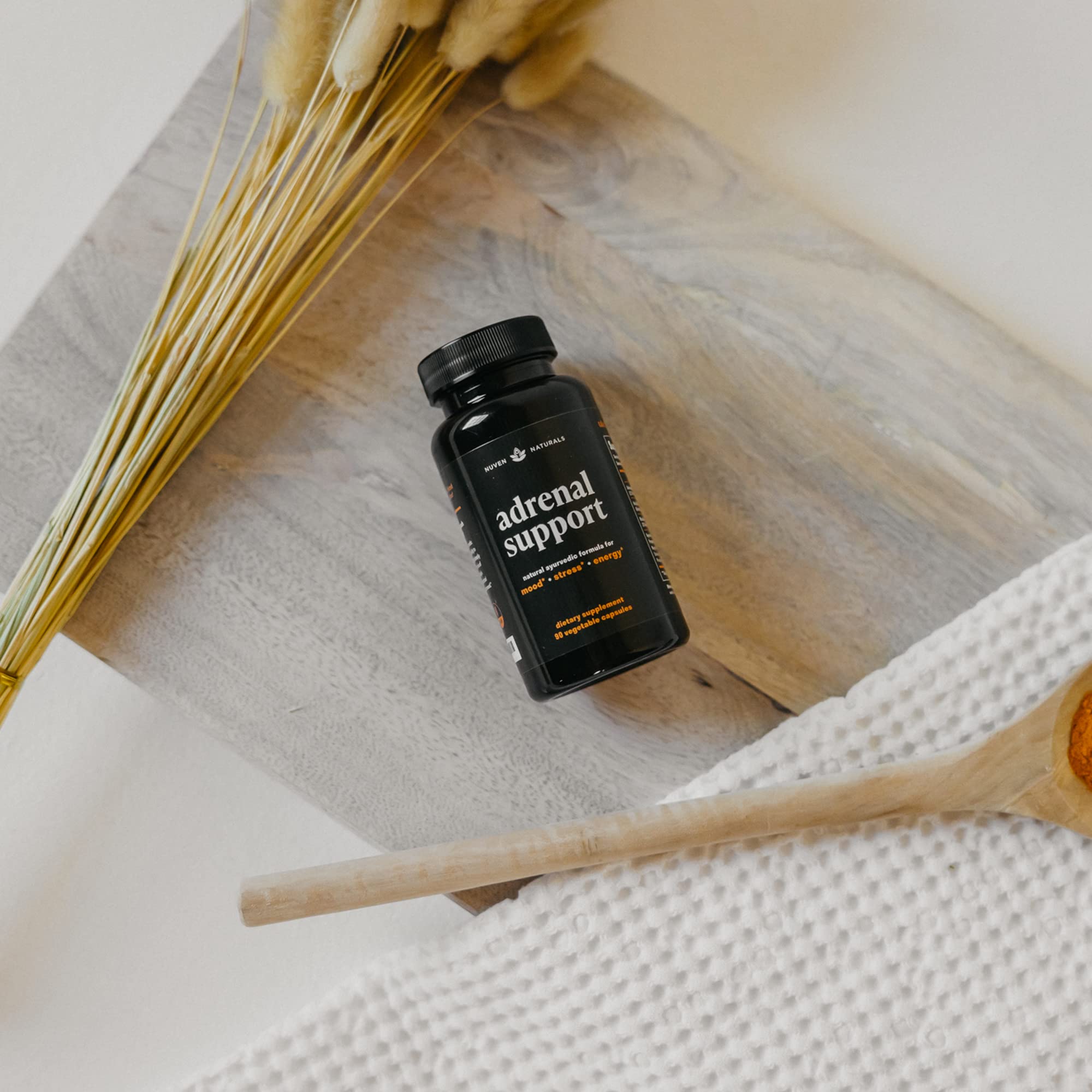 Nuven Naturals envase en mano para comparar tamaño y cantidad de cápsulas