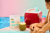 Batido Oath Nutrition junto a piscina, bebida refrescante para después del ejercicio