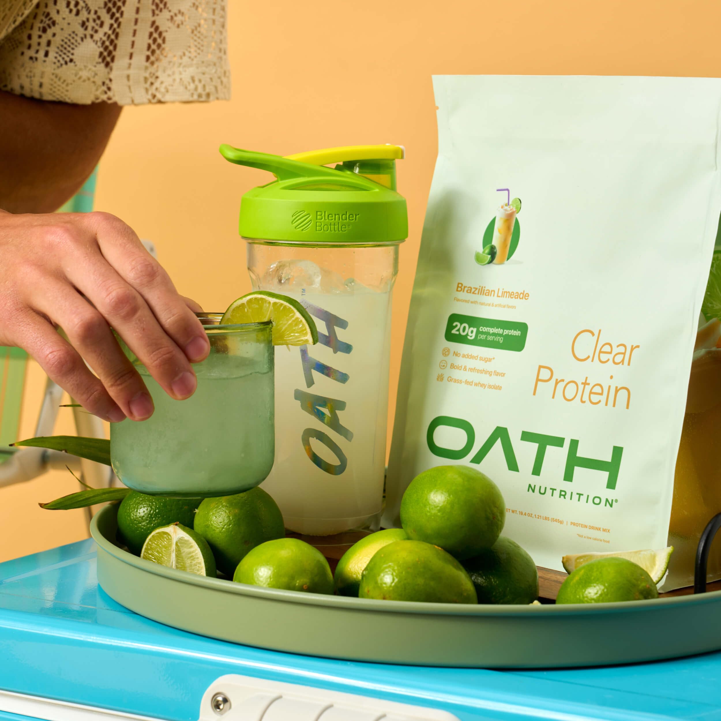 Oath Nutrition botella junto a playa, opción proteica ligera para llevar