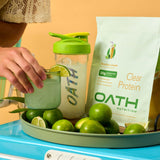 Oath Nutrition botella junto a playa, opción proteica ligera para llevar