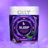 Persona tomando OLLY Sleep 30 minutos antes de acostarse, mostrando uso práctico