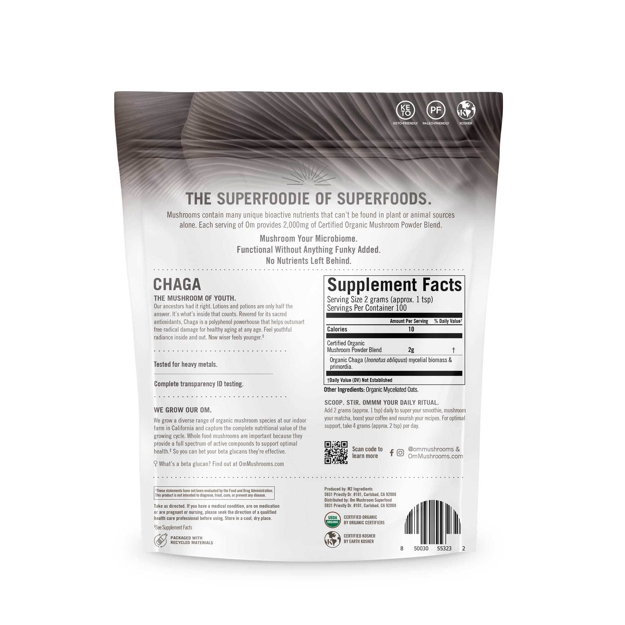 OM MUSHROOM SUPERFOOD escena de cocina con polvo listo para incorporar en recetas