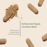 OM MUSHROOM SUPERFOOD polvo de mezcla resaltando textura orgánica y pureza