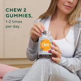 OM MUSHROOM SUPERFOOD gomita en mano para ver tamaño y facilidad de consumo