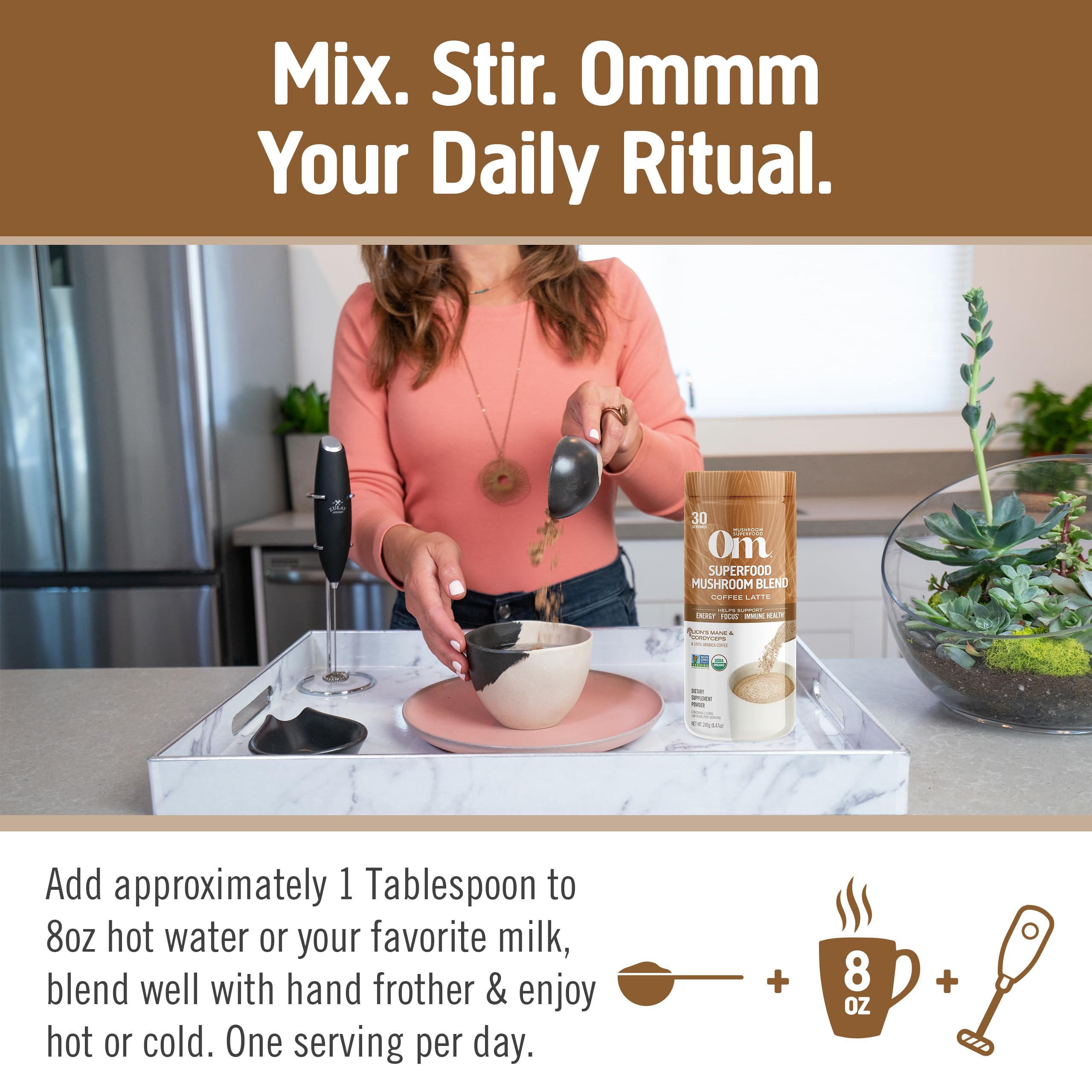 OM MUSHROOM SUPERFOOD lata junto a cuchara para comparar tamaño y porciones